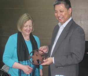Glynis presents BST-GS Rev Daniel Cheng with an inukshuk