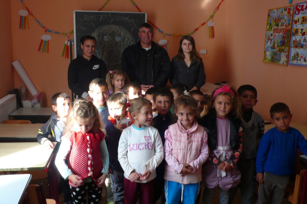 Julius, his helpers and the children in the kindergarten